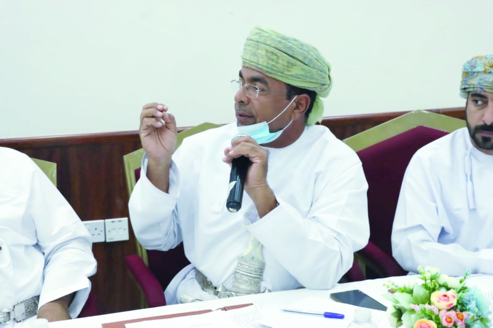 مناقشة تطوير وتنظيم مسارات حارة العقر بنزوى