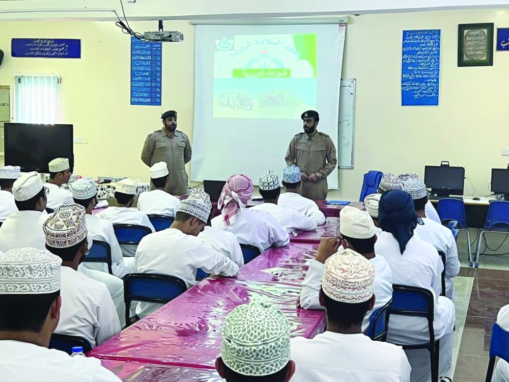 «السلامة المرورية» ينظم برامج توعوية في مدارس عبري