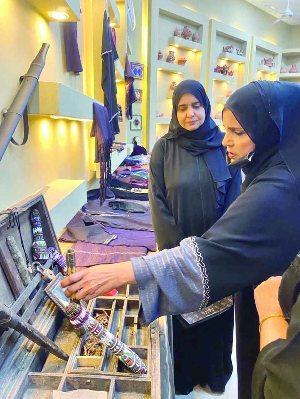 «أنتم ثروة عمان» محاضرة تربوية بولاية طاقة