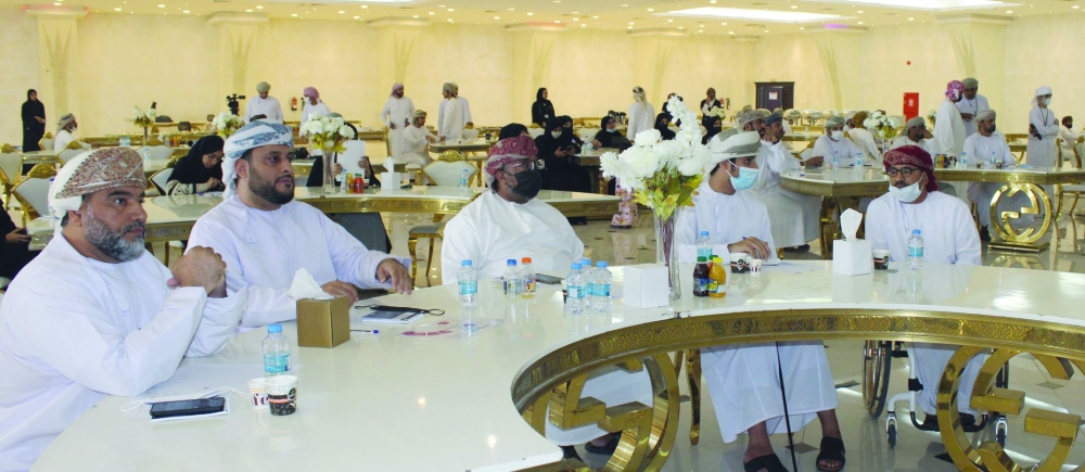 شباب البريمي يطلعون على الخطط التنموية ويقدمون مقترحات للتطوير