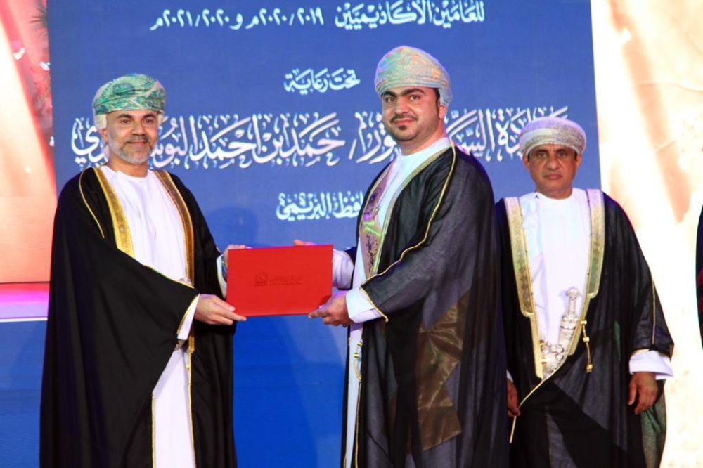 تخريج 1846 طالبا وطالبة من كلية البريمي الجامعية