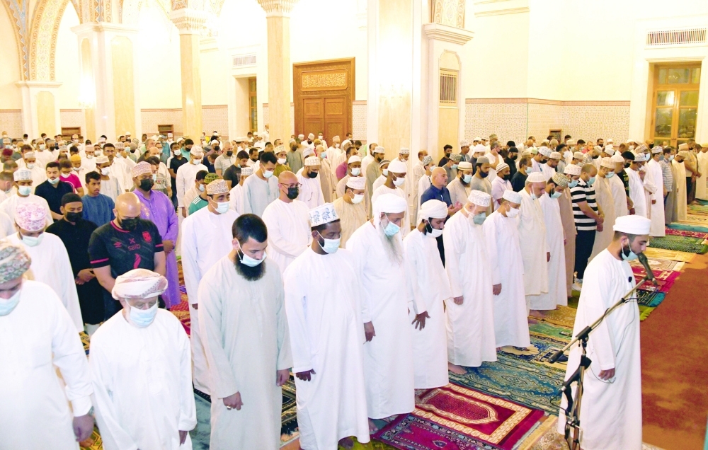 الأحد أول أيام رمضان في سلطنة عمان .. ابتهاج منضبط بالاحتراز