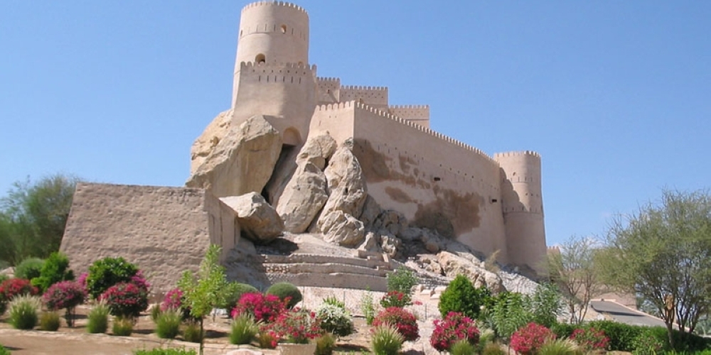 قلعة نخل.. فخامة تتربع على نتوء صخري