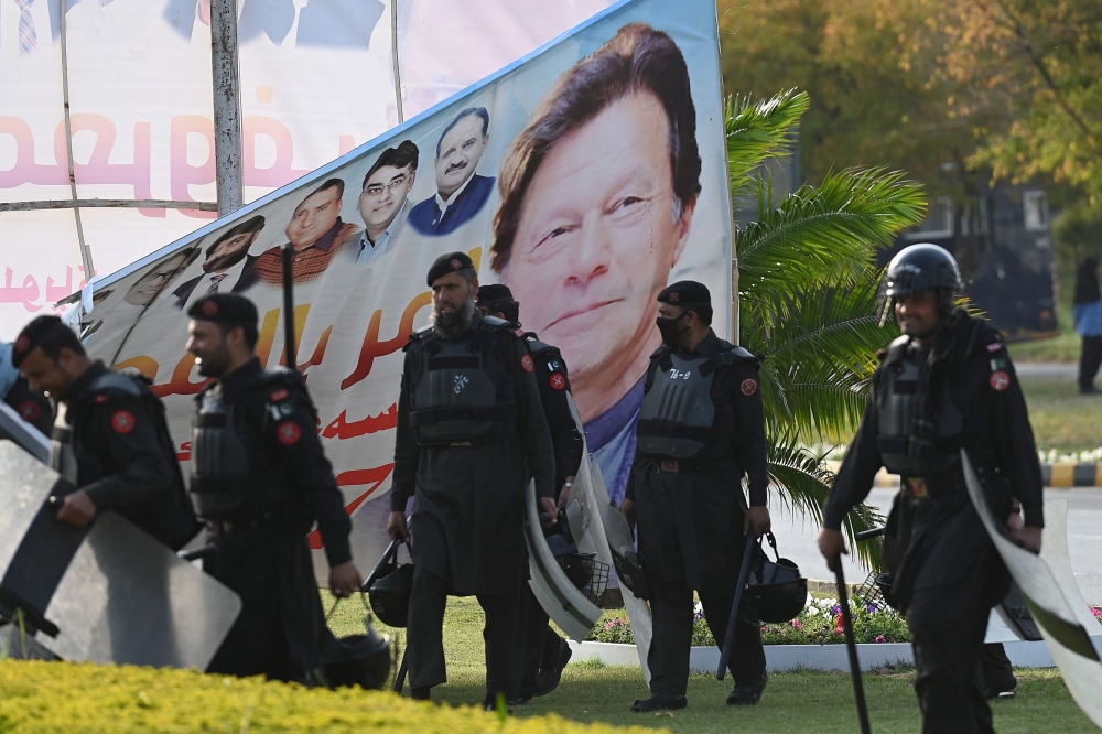 انتخابات مرتقبة في باكستان بعد إحباط عمران خان محاولة للإطاحة به