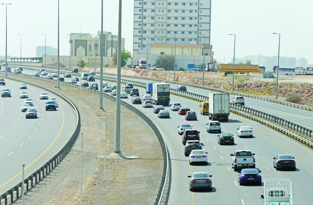 ازدحام الطرقات بحركة الموظفين بين مسقط وبقية المحافظات