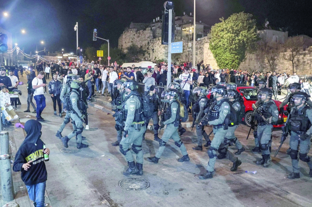 اشتية يحذر من عواقب التصعيد الإسرائيلي وجيش الاحتلال يهدد حماس والجهاد
زيارة لبيد “استفزازية” لساحة باب العامود تؤجج التوتر في الأراضي الفلسطينية