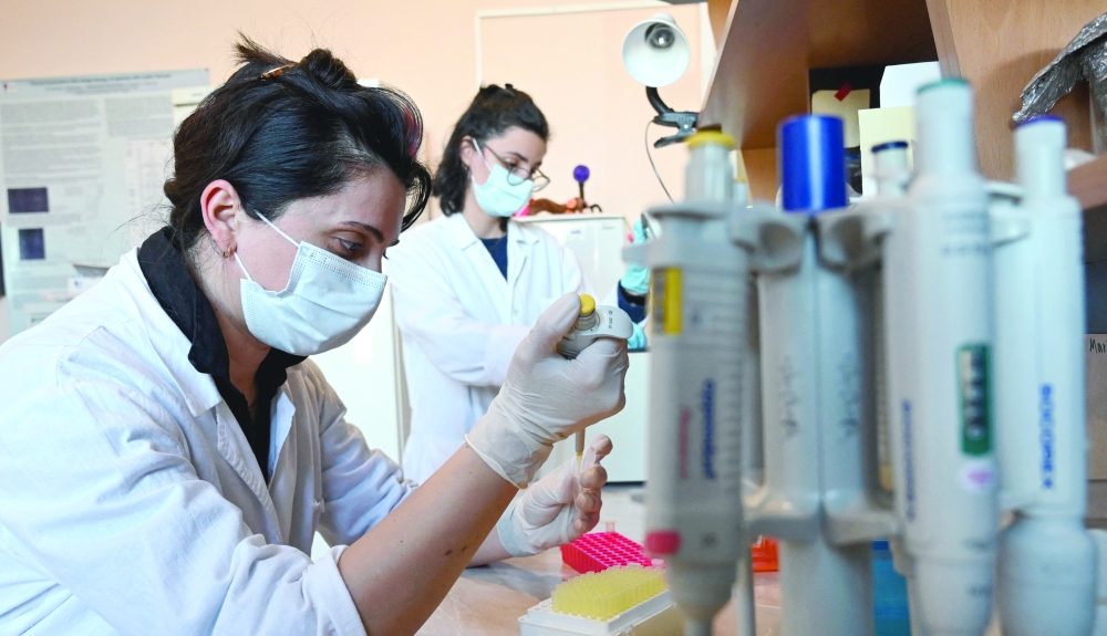 إجمالي الإصابات العالمية يتجاوز491 مليون واللقاحات تقترب من 11 مليارا
شنغهاي تدافع عن إجرائها بفصل الأطفال المصابين عن ذويهم .. وسنغافورة تعيد تفتح أماكن الترفيه