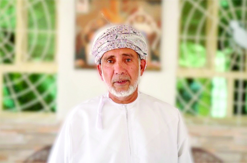 جمعة الغافري: كنا نبلل ملابسنا بالماء للتخفيف من حرارة الجو
والناس يزورون بعضهم البعض بعد صلاة المغرب مباشرة