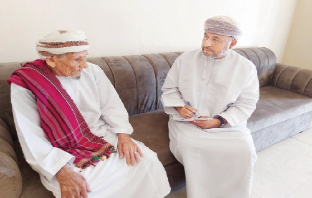 المعمر سعيد المعشني: كان عندنا زهرة تغلق مع غروب الشمس وتتفتح عند الفجر