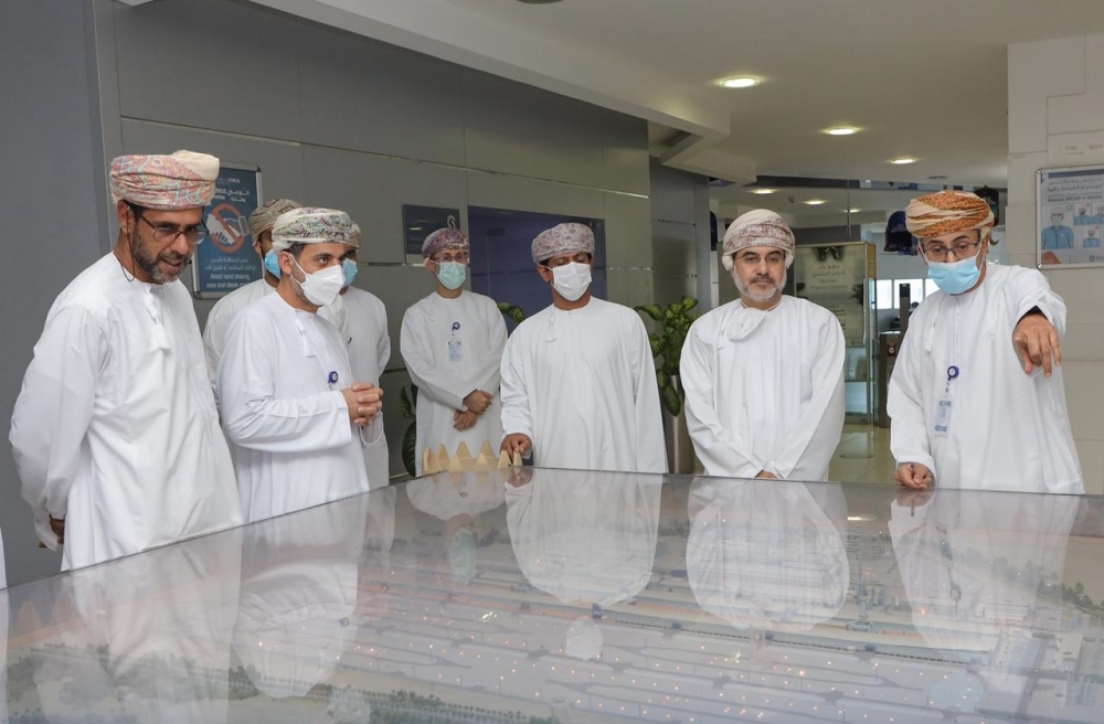 وكيل العمل يطلع على بيئة الأعمال في صحار الصناعية