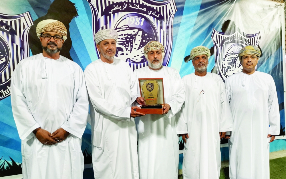 خماسيات هوكي نادي صلالة تتوج أبطالها في ليلة الختام