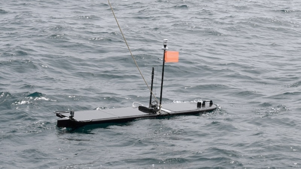 مسبار مائي يجوب مياه بحر عمان لدراسة التنبؤ بظاهرة «المد الأحمر»