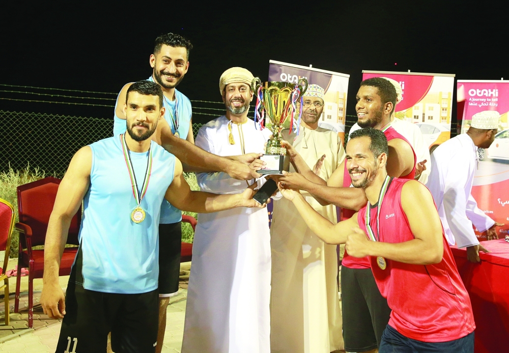 نادي عمان يتوج بالمراكز الأولى في ختام بطولة كرة اليد الشاطئية