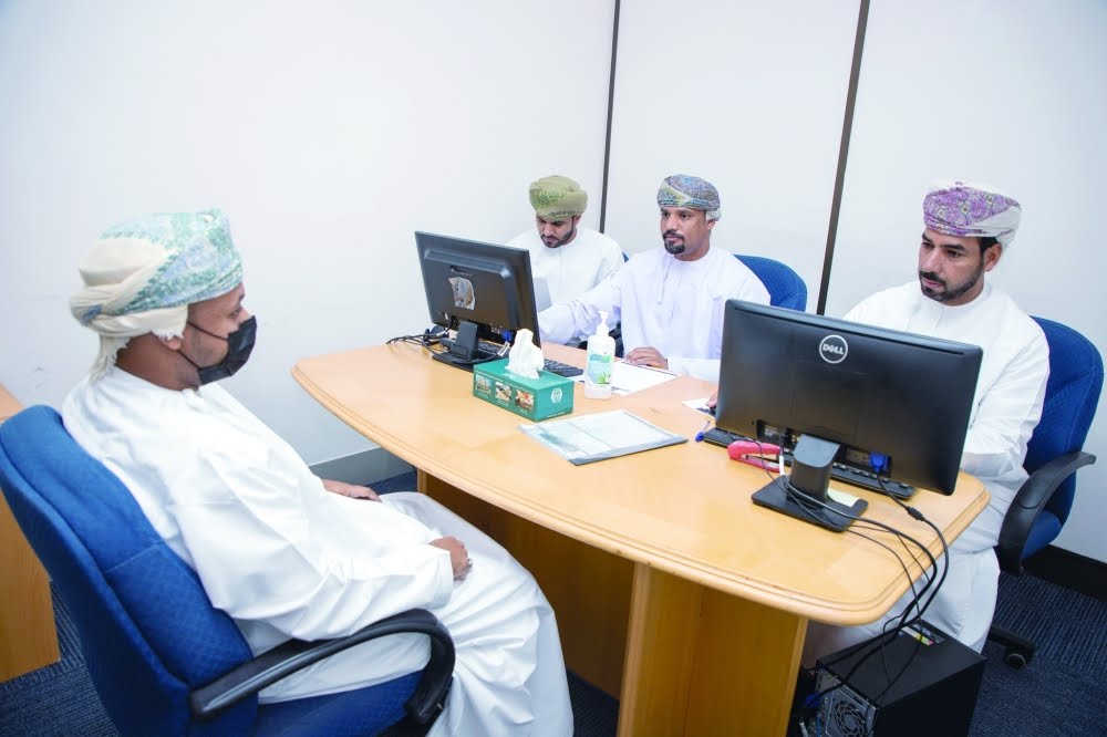 مقابلات توظيف لـ ١٦٣١ باحثا عن عمل بمحافظتي مسقط وجنوب الباطنة