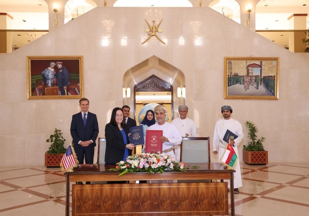سلطنة عمان والولايات المتحدة توقعان اتفاقية بشأن عمل أزواج الموظفين الرسميين