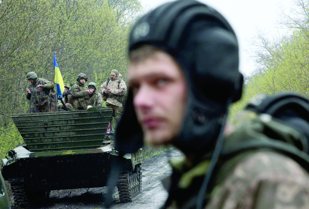 الأوكرانيون يراقبون الخطوط الروسية من “النقطة صفر” في خاركيف