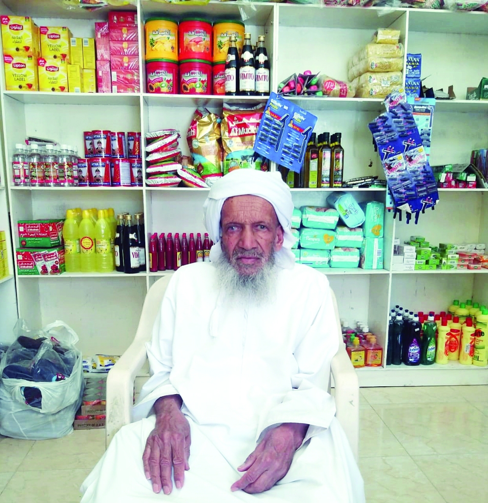 سليمان الخروصي: مساجد القرية عامرة بحلقات الذكر وتعليم القرآن الكريم
عند شدة الحر في رمضان يستحم الناس في الفلج بملابسهم