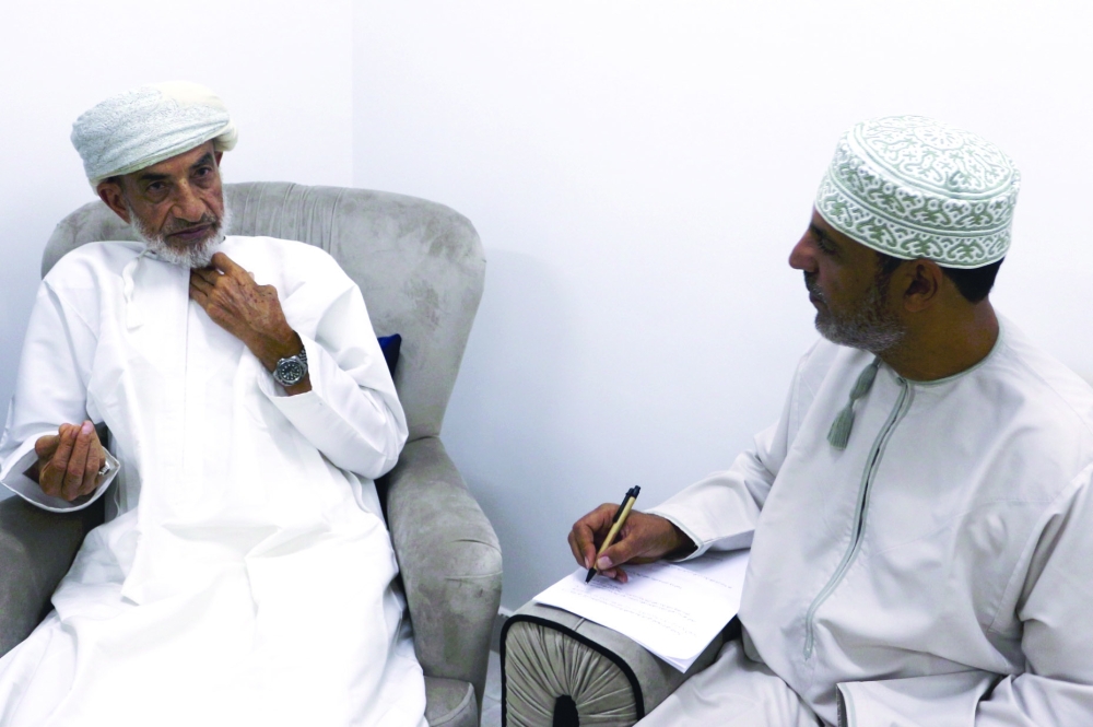 نتحرى الهلال بالعين المُجرّدة ثم نُبلّغ السيد هلال السمّار لإبلاغ عموم الناس