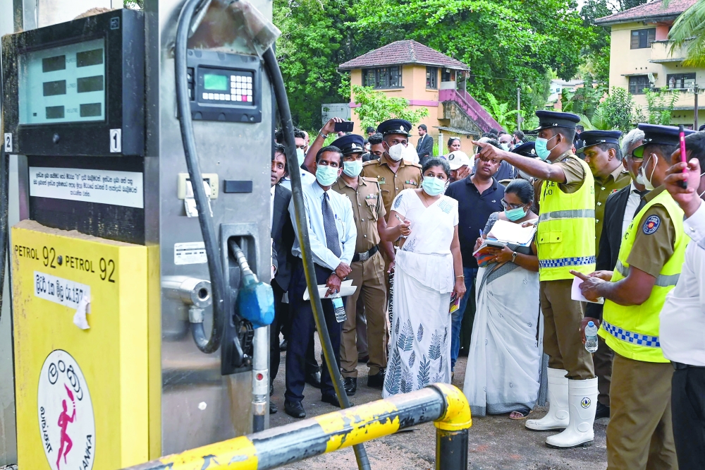 المتظاهرون يشيعون جنازة أول قتيل سقط برصاص الشرطة
السلطات السريلانكية تنشر الجيش لتعزيز الأمن في مواجهة الاحتجاجات