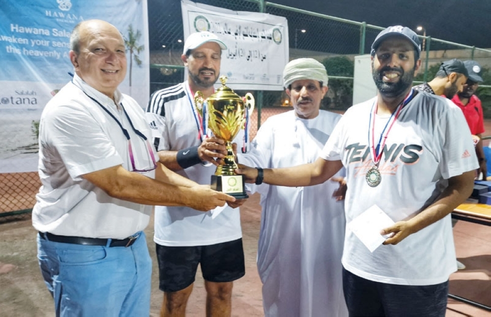 نادي النصر يكرم أبطال دورة التنس الرمضانية