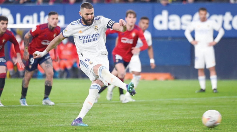 بنزيمة يهدر ركلتي جزاء في حدث تاريخي!!