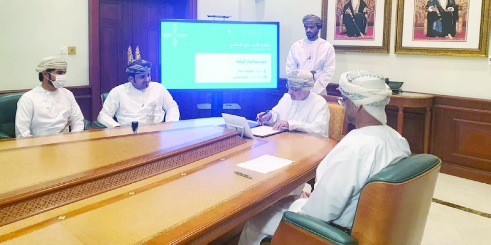 التوقيع على سبعة عقود انتفاع لتنفيذ مشروعات سياحية في مرباط وبدية والجبل الأخضر