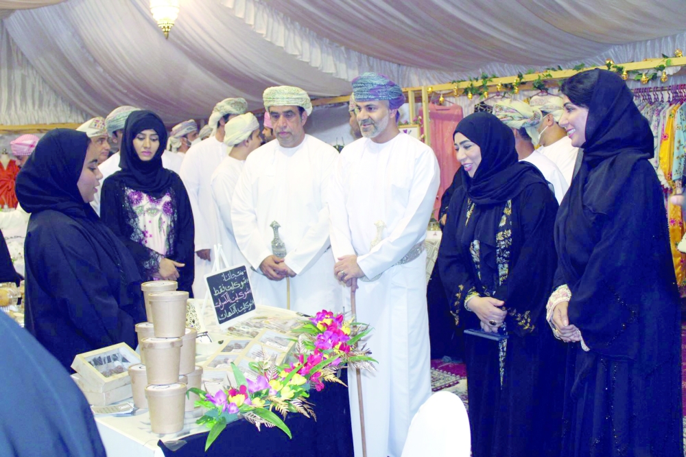 المعرض الرمضاني الأول بالبريمي يسوّق المنتجات النسائية