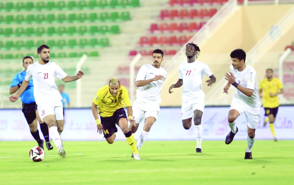 نادي عمان يسحب البساط من السويق بفوز مثير