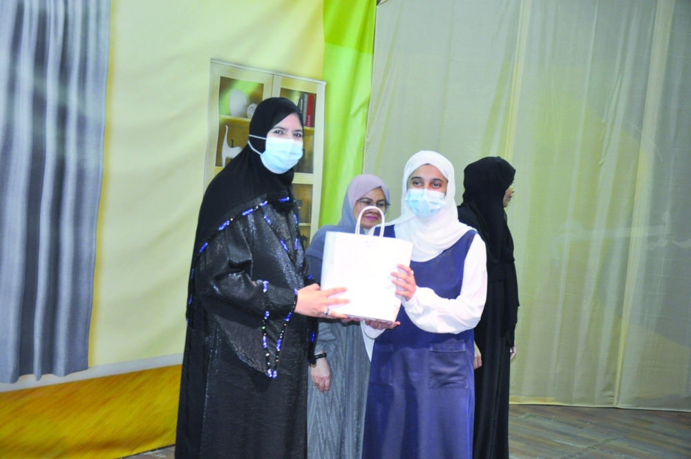 تكريم المدارس والطلبة الفائزين في المسابقات التربوية بالظاهرة