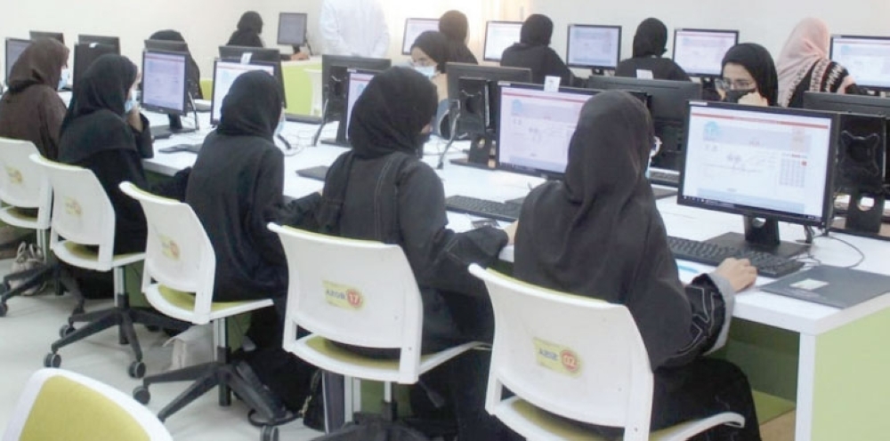 «العمل» تُجري اختبارات للباحثين عن عمل بمحافظة الداخلية