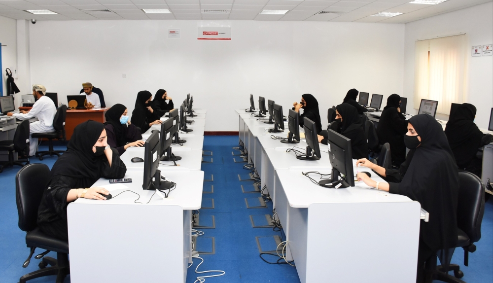 العمل تُجري اختبارات التوظيف للباحثين عن عمل بشمال الباطنة