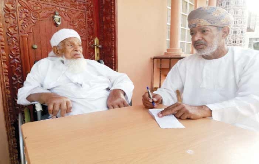 محمد بن هلال العبري: كنا نبني البيوت الطينية تحت أشعة الشمس الحارقة  ونكتب فوق عظمة كتف الجمل.. ونصنع الحبر من الفحم والصمغ العربي والماء