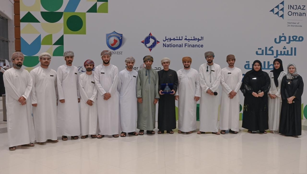 طلبة بجامعة السلطان قابوس يستخرجون من سعف النخيل منتجا يعالج ارتفاع الحرارة داخل السيارات