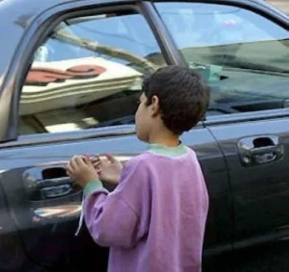 التسول.. ظاهرة تتفاقم سلبياتها باستخدام الأطفال!