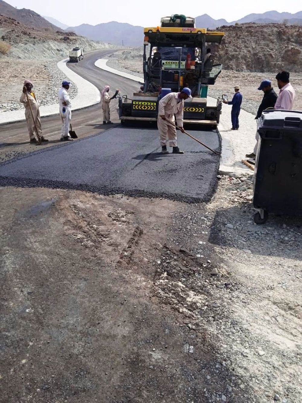 رصف الطرق الداخلية وإنشاء كاسرات سرعة بسمائل