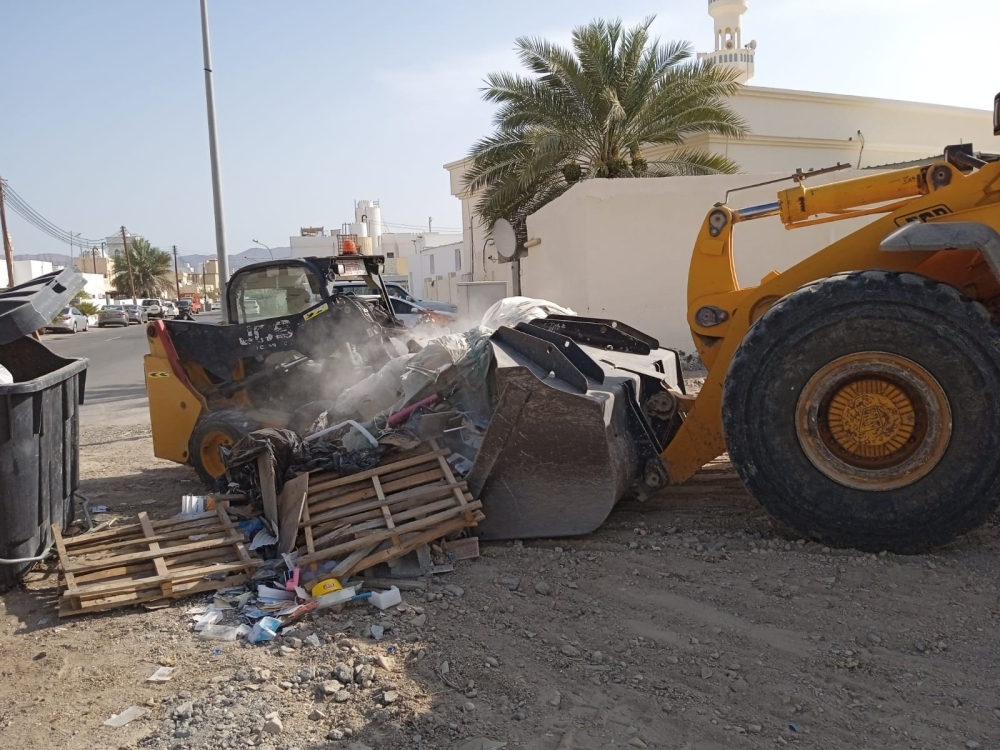 حملة نظافة لنقل المخلفات الصلبة بمسقط