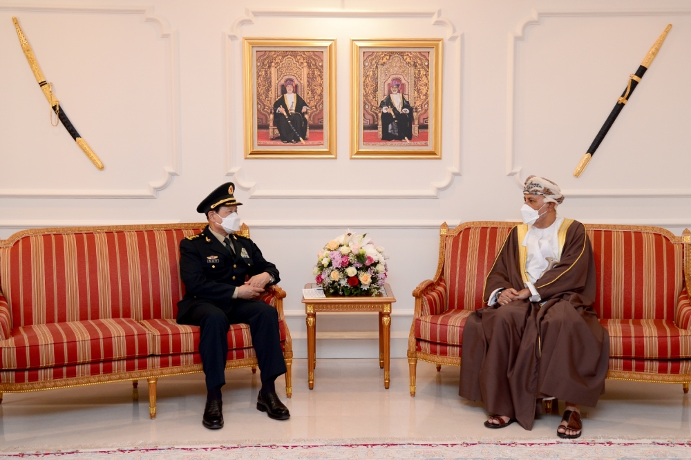 سلطنة عُمان والصين تستعرضان العلاقات الثنائية والتعاون العسكري