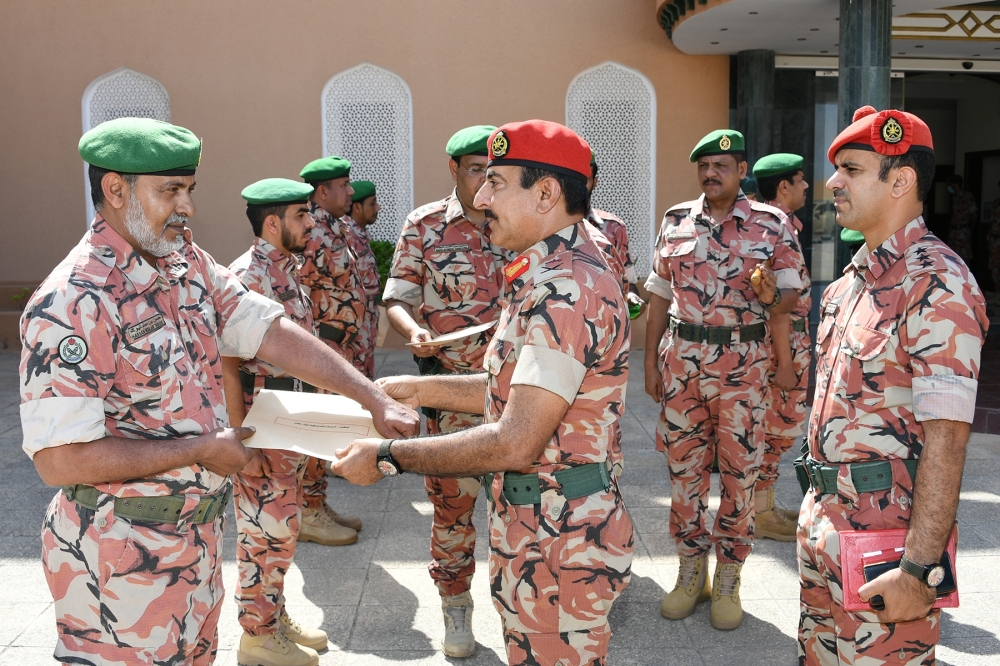 تسليم شهادات الإجادة لعدد من منتسبي لواء المشاة (11) وقوات الفرق