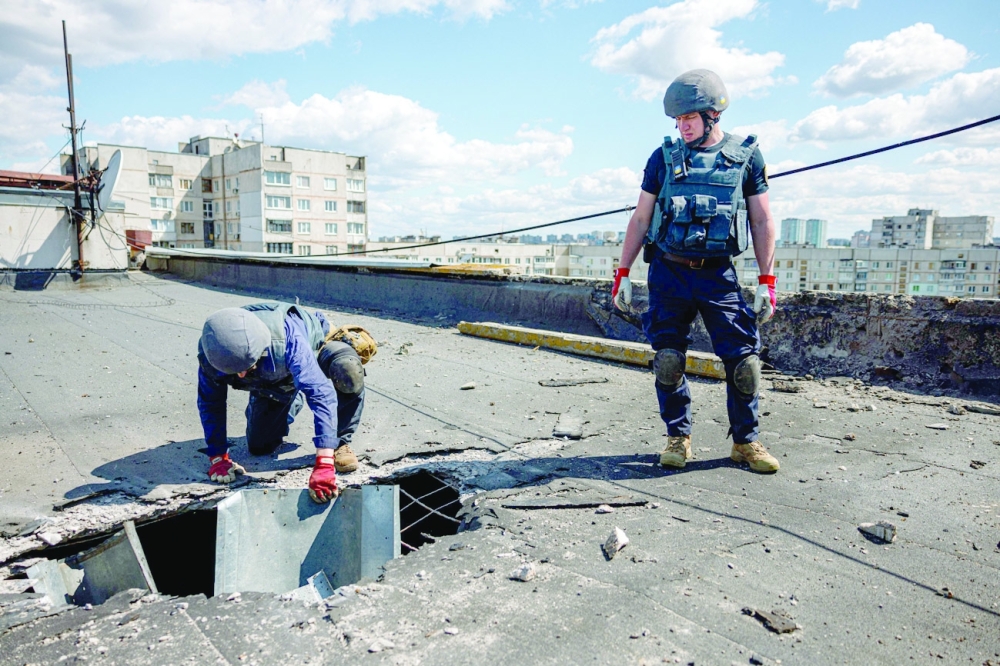 خبراء نزع الألغام في مدينة خاركيف الأوكرانية يبحثون عن بقايا الصواريخ