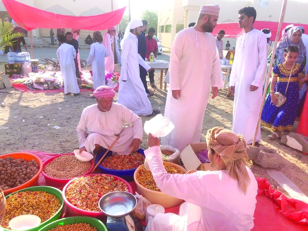 الأسواق الشعبية والهبطات تشهد حركة تجارية نشطة