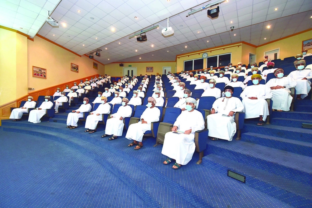 شرطة عمان السلطانية :  اهتمام كبير بالجوانب التثقيفية والدينية والرياضية لدى منتسبيها