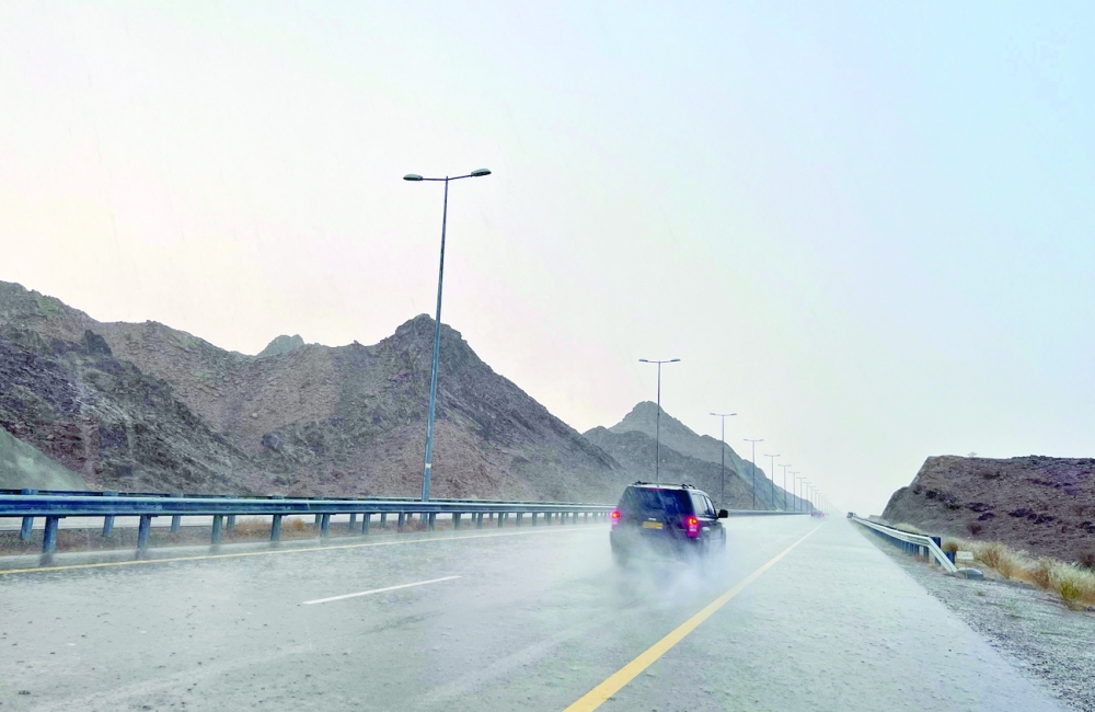 هطول أمطار متفرقة على عدد من ولايات سلطنة عمان