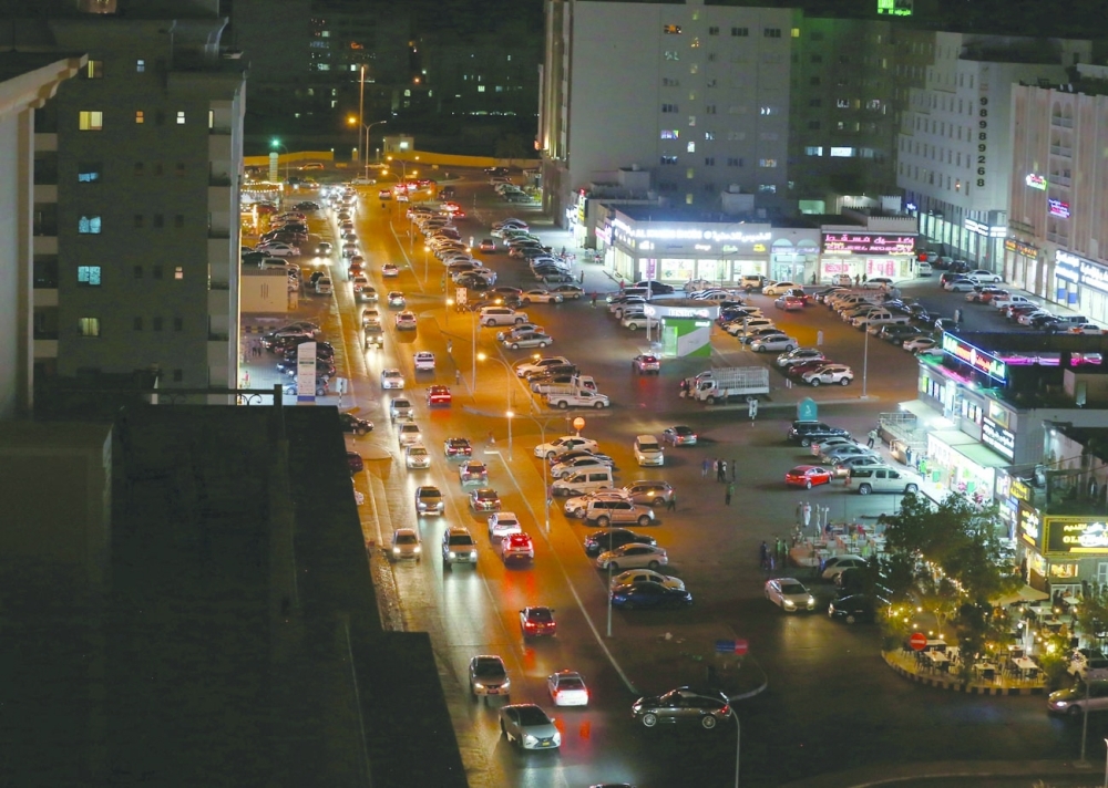 حركة شرائية نشطة قبل العيد.. وشوارع تختنق بالسيارات