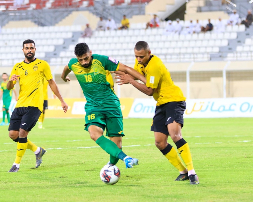 السيب يتمسك بصدارة عمانتل برباعية في شباك السويق