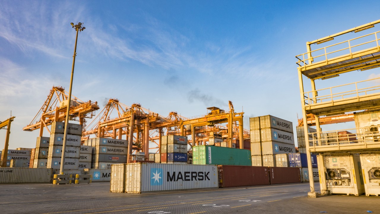 ميناء صلالة يتسلّم رافعات متنقلة لتحسين القدرات الخدمية لعمليات البضائع العامة