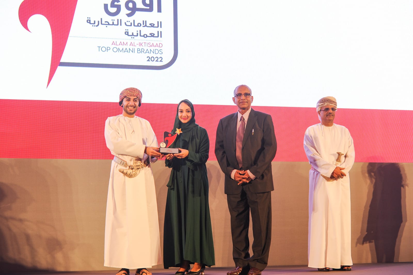 بنك نزوى يظفر بجائزتين مرموقتين تتويجاً لريادته في مجال الصيرفة الإسلامية والتمويل المستدام