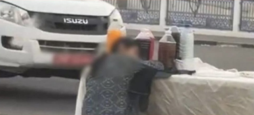 توضيح حول المقطع المتداول للبنت التي تبيع على قارعة الطريق وهي من جنسية عربية