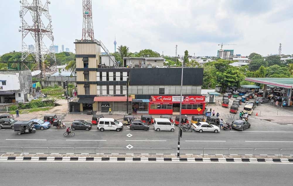 إضراب مشغلي الصهاريج بسريلانكا يؤدي إلى نقص الوقود