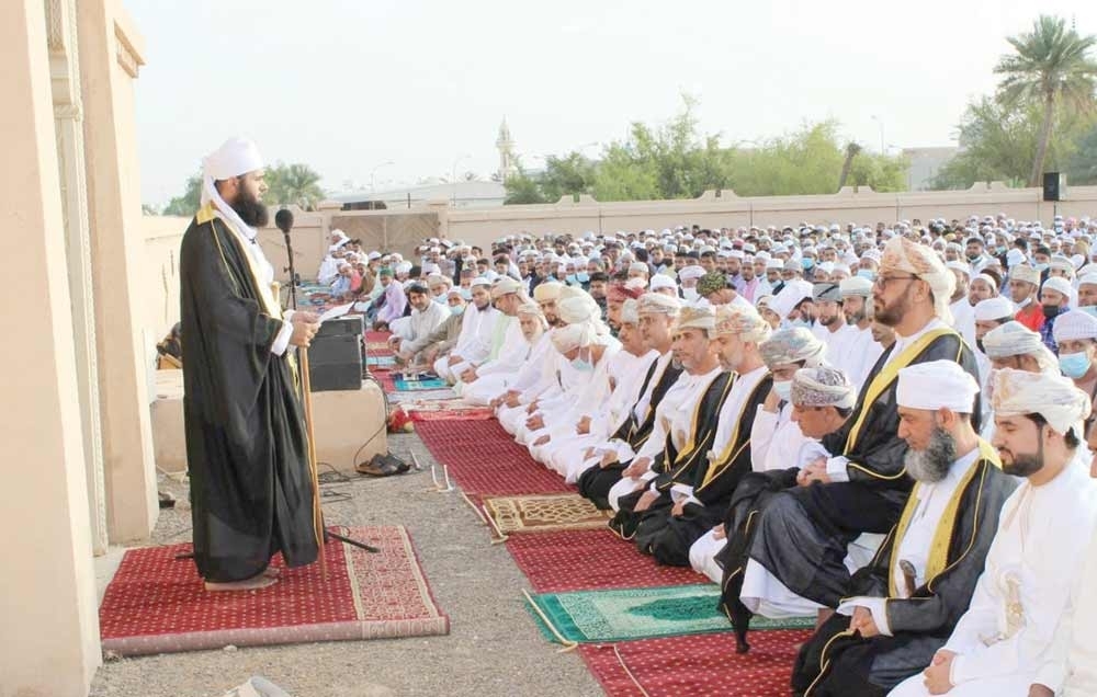 المواطنون يؤدون صلاة عيد الفطر في عموم الولايات والمحافظات