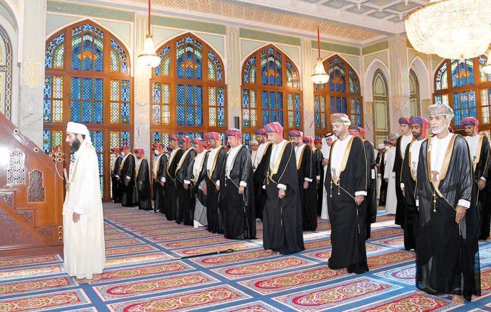 السيد فهد يؤدي صلاة عيد الفطر المبارك بمسجد الخور في مسقط